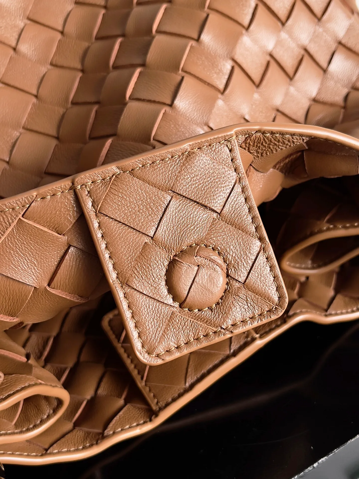 Batch 2660 24 early autumn new model Andiamo Parachute is made of a whole piece of woven leather. It is processed by folding stitching at the four corners. # Craftsmanship and creativity. The large size is atmospheric and practical. One of the must-selects for BV. It has a large space, can hold a computer, the shoulder strap is thick, and the upper shoulder is very comfortable. The large parachute can be carried on the body and can be carried on the body. The upper body is versatile and cute☺️ Style number: 796571 Size: 30*26*20cm